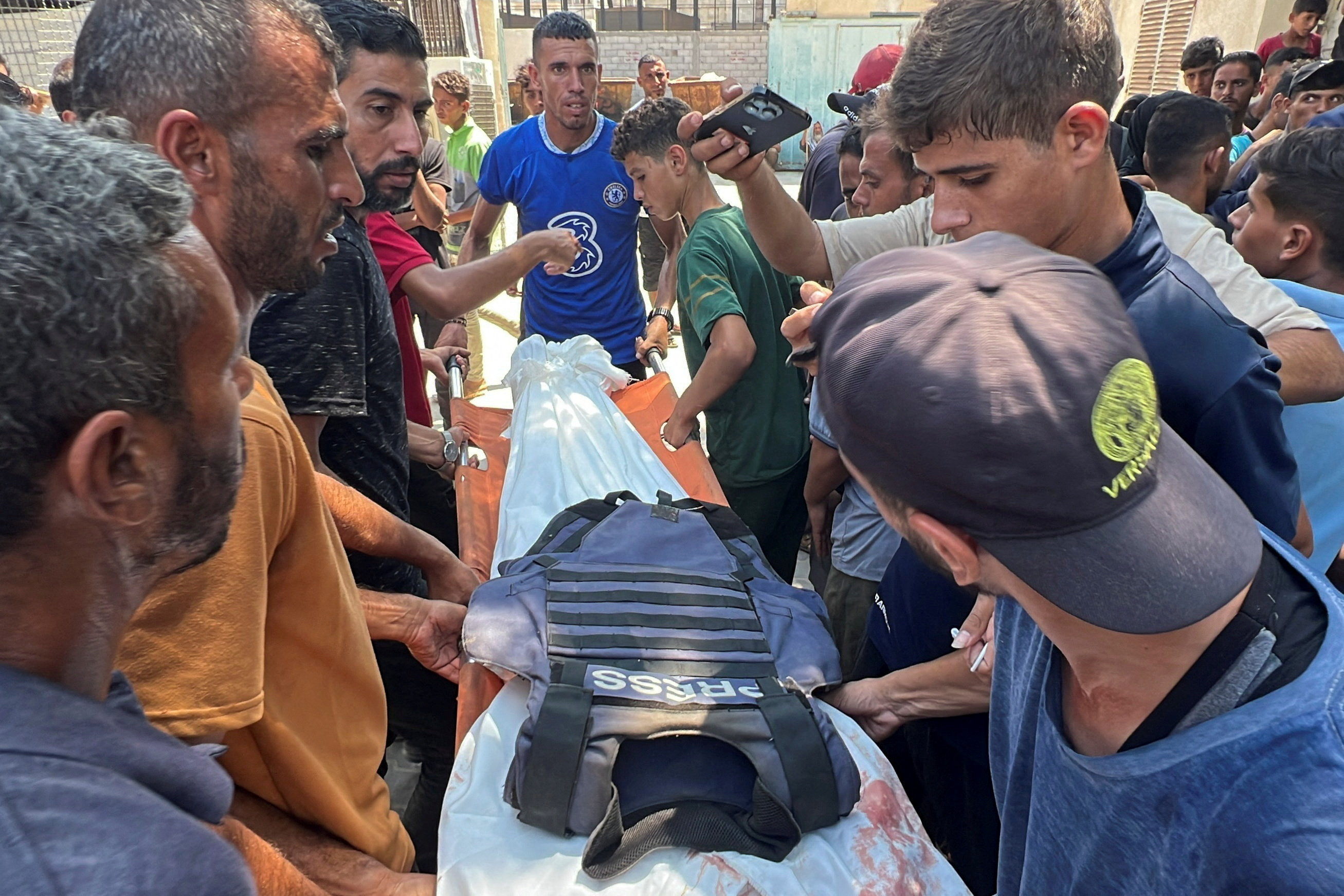 Palestinians mourn journalists killed in Israeli strikes