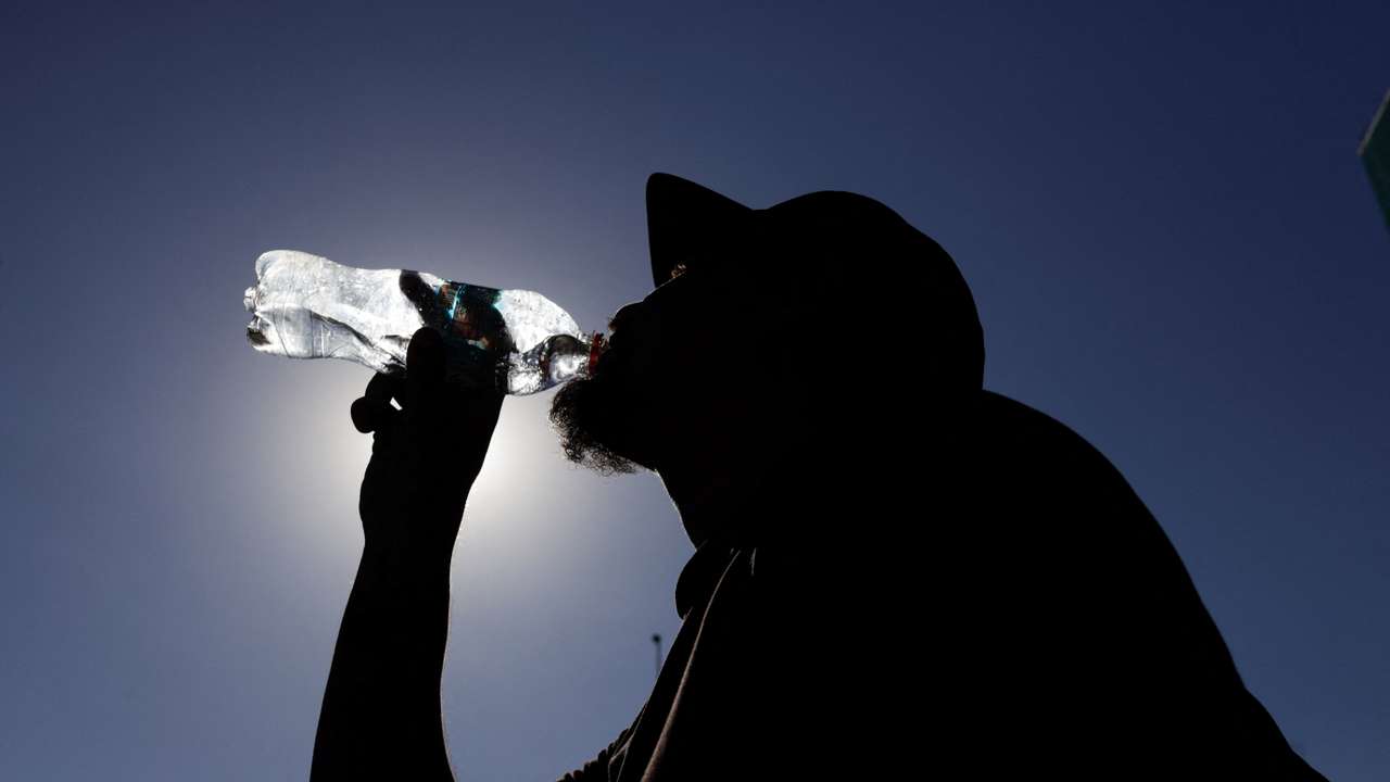 Heat wave hits Chile's capital Santiago