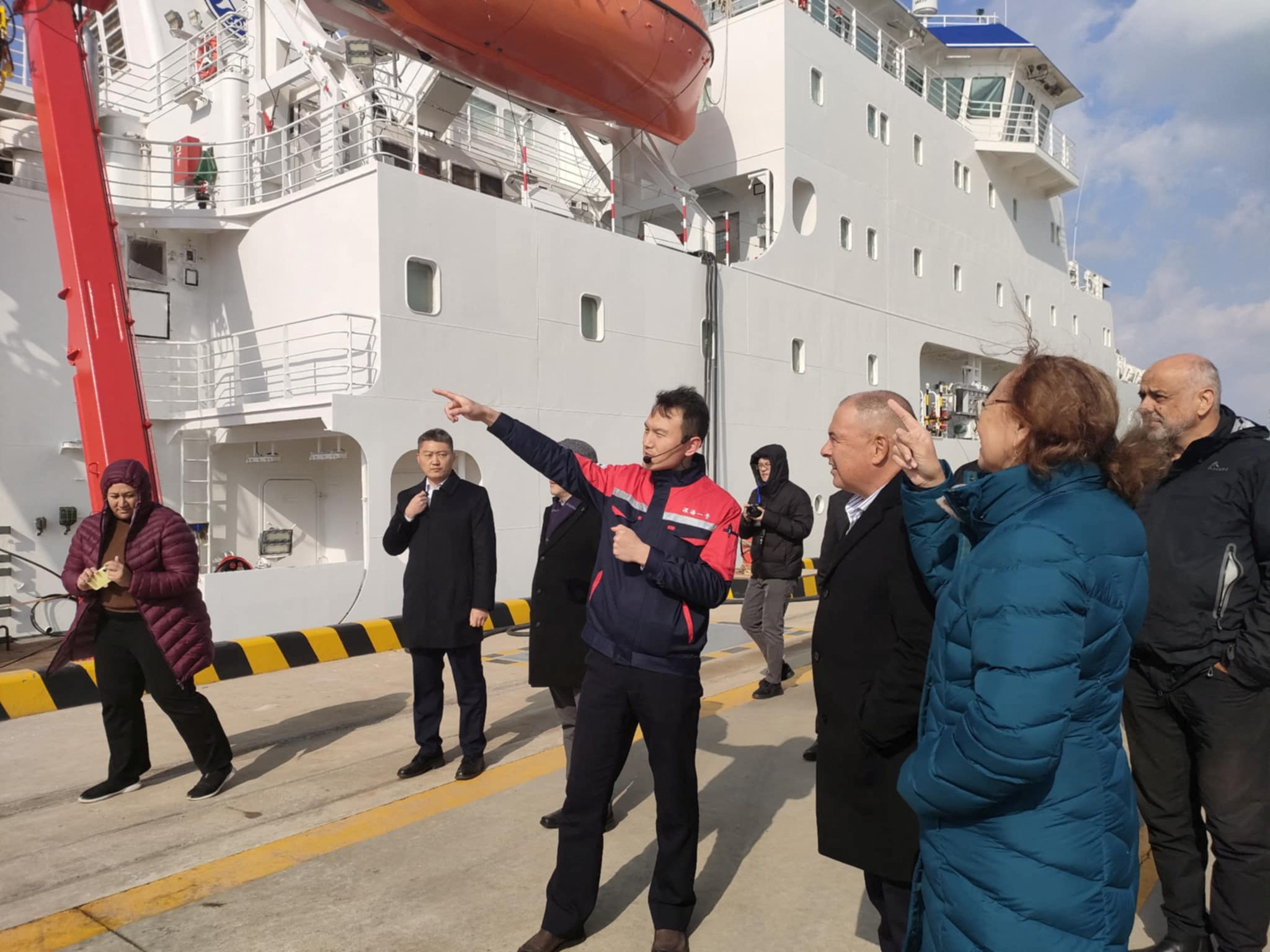 Cook Islands' Prime Minister Mark Brown visits National Deep Sea Centre in Qingdao