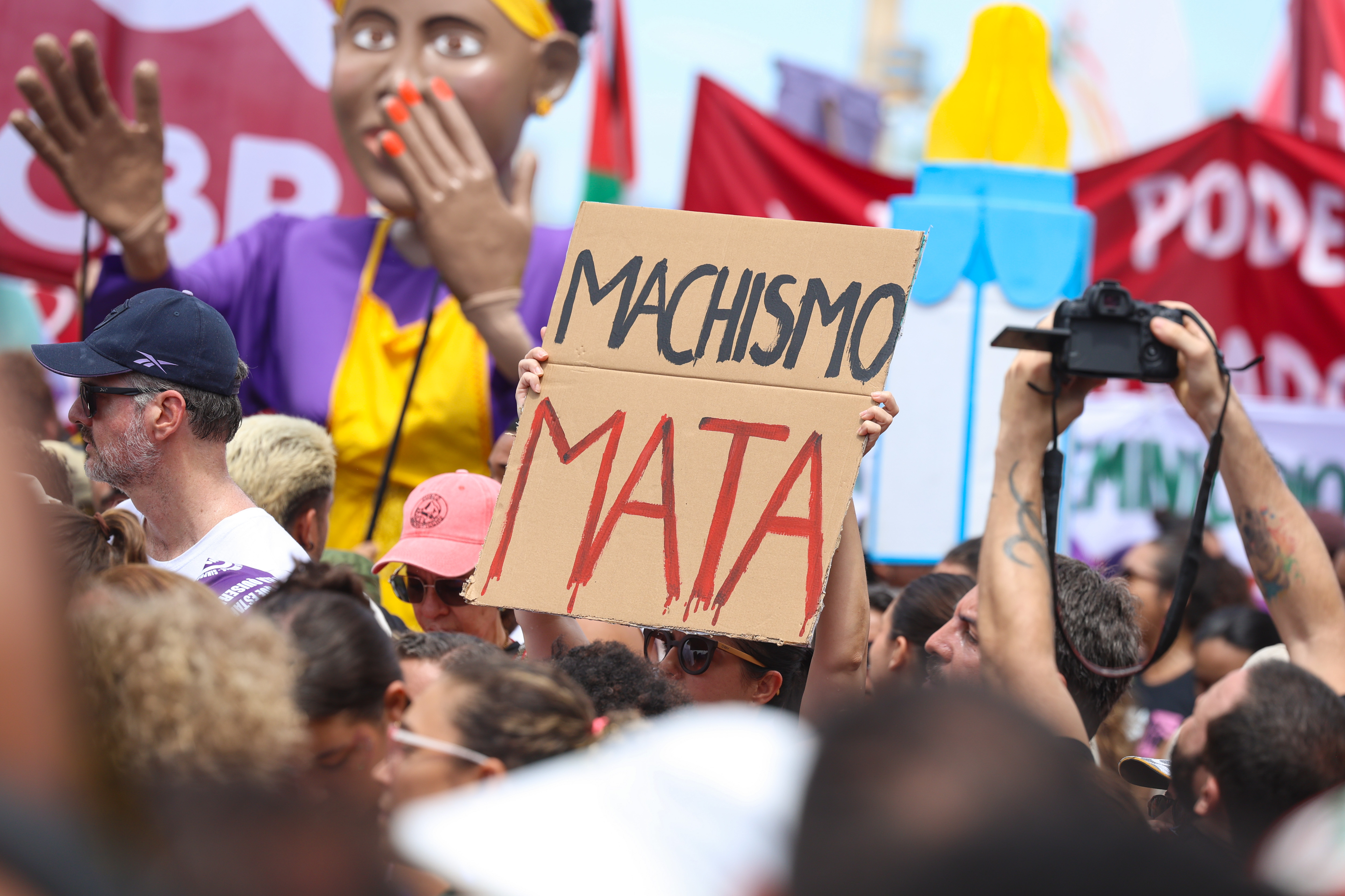 Manifestação na praia de Copacabana  pedindo o fim das violências contra as mulheres.