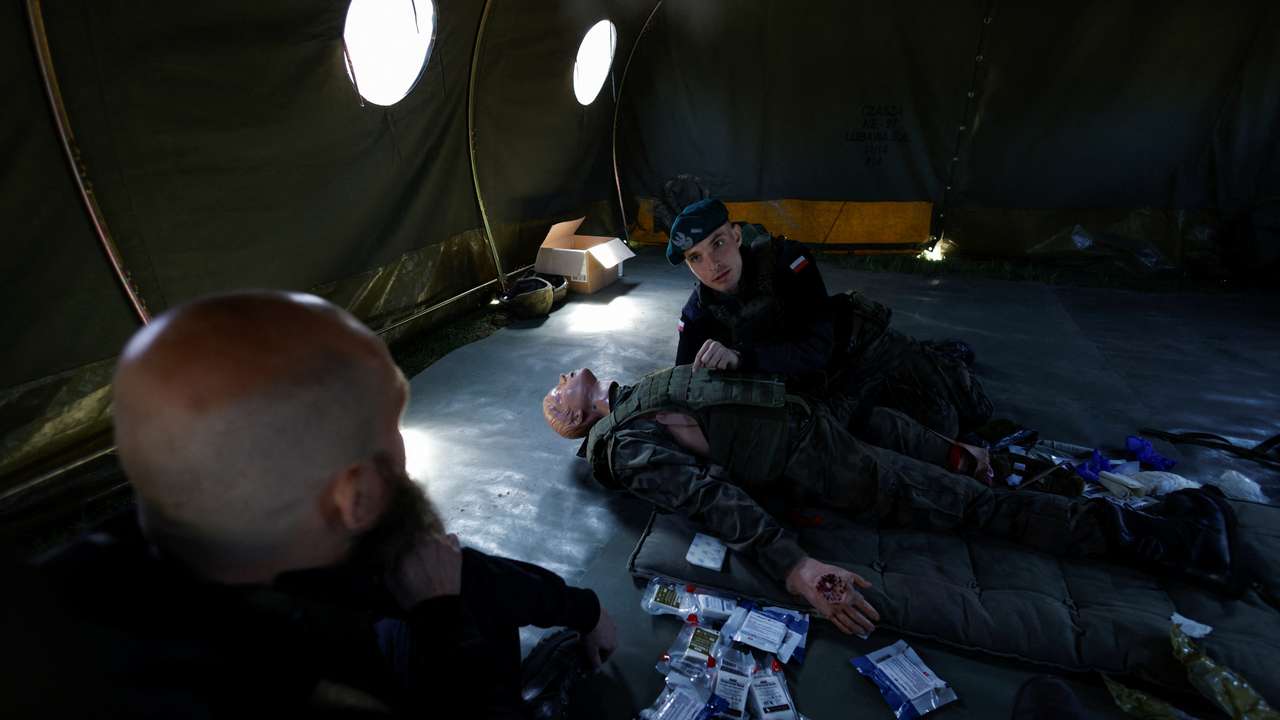 Polish civilians spend weekend training with army