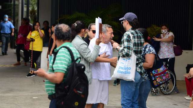 Shortly before fleeing the country, Atilio Montalvo Valiente briefly saw his father at a hospital in San Salvador. Police officers threatened to arrest him. Photo by Menly Cortez at El Diario de Hoy