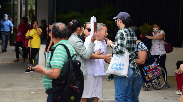 Shortly before fleeing the country, Atilio Montalvo Valiente briefly saw his father at a hospital in San Salvador. Police officers threatened to arrest him. Photo by Menly Cortez at El Diario de Hoy
