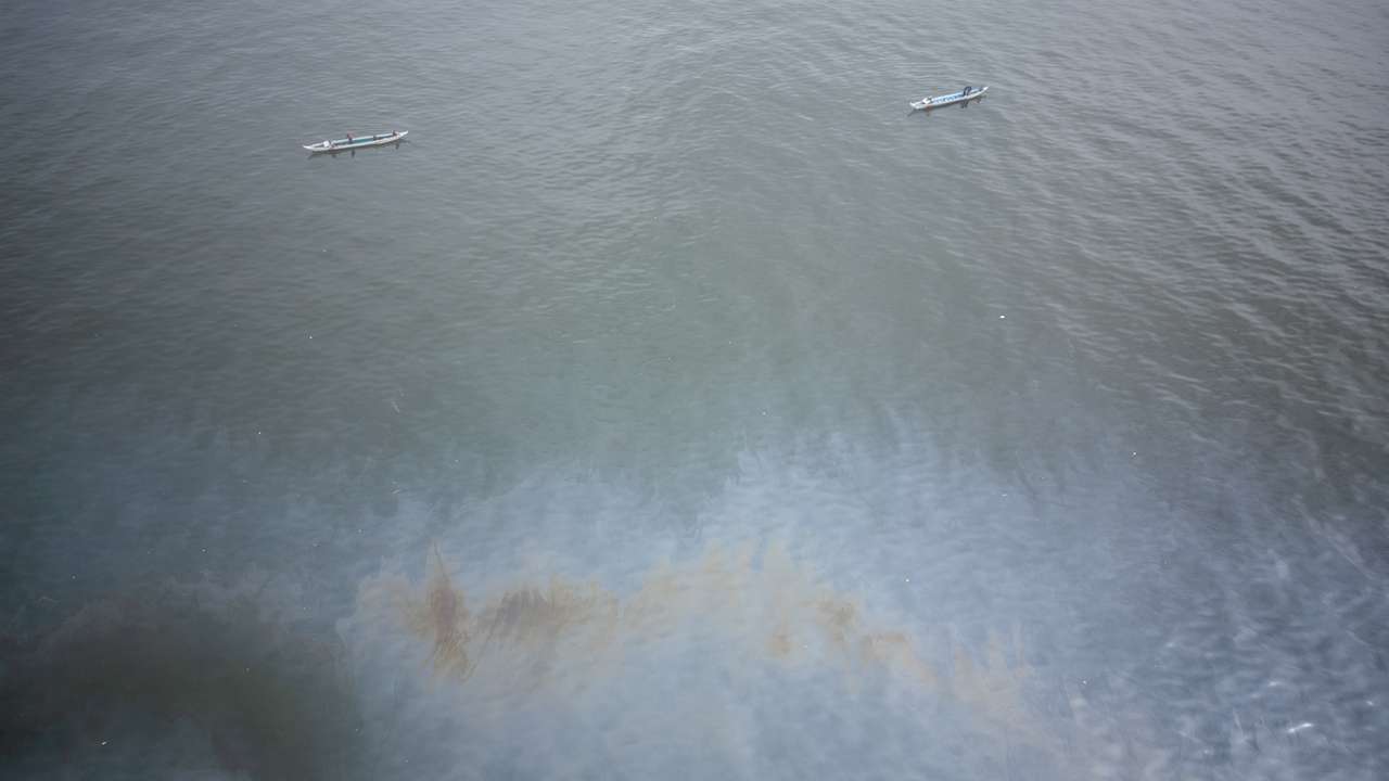 Oil spill in Manila Bay