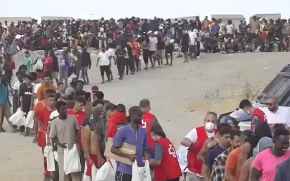 Migrantes que permanece em Ceuta sofrem com agressões, falta de comida e de abrigo