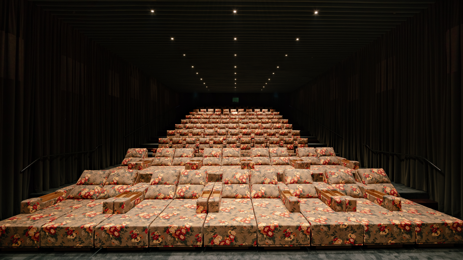 Com 144 lugares, a sala do Cine Tutu tem assentos com estampa floral.