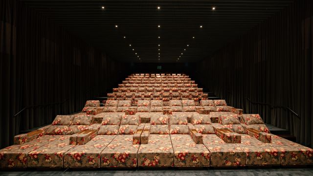 Com 144 lugares, a sala do Cine Tutu tem assentos com estampa floral.