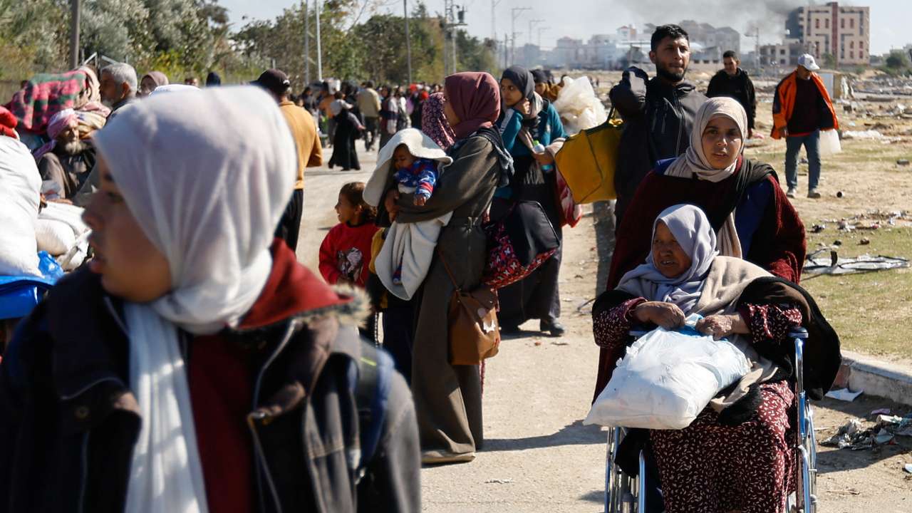 Palestinians flee Khan Younis, in the southern Gaza Strip