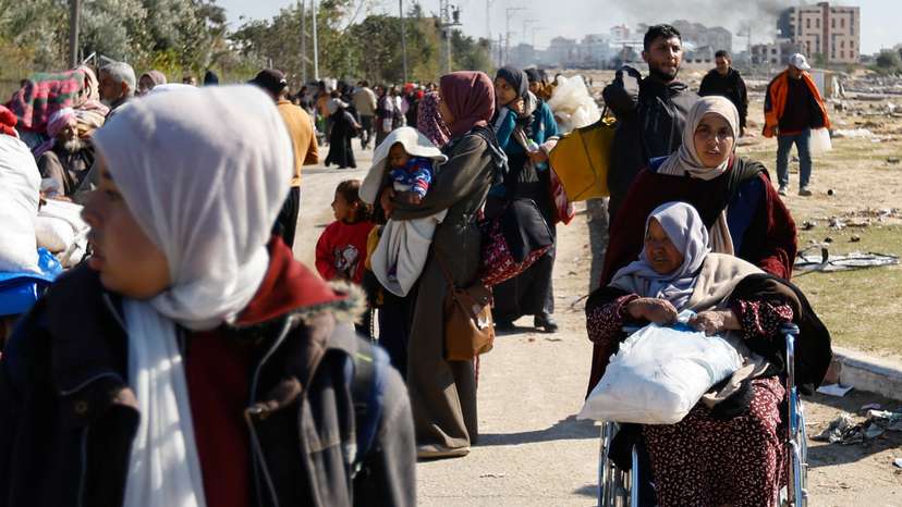 Palestinians flee Khan Younis, in the southern Gaza Strip
