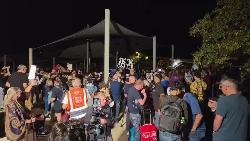 Protesters Urge Eisenkot To Unite Against Netanyahu