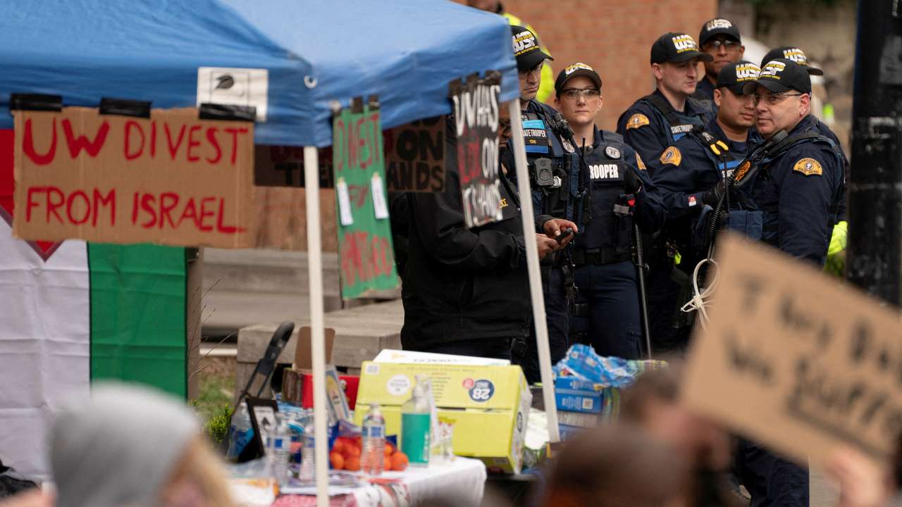 FILE PHOTO: US reviews occupation of University of Washington building by pro-Palestinian protesters