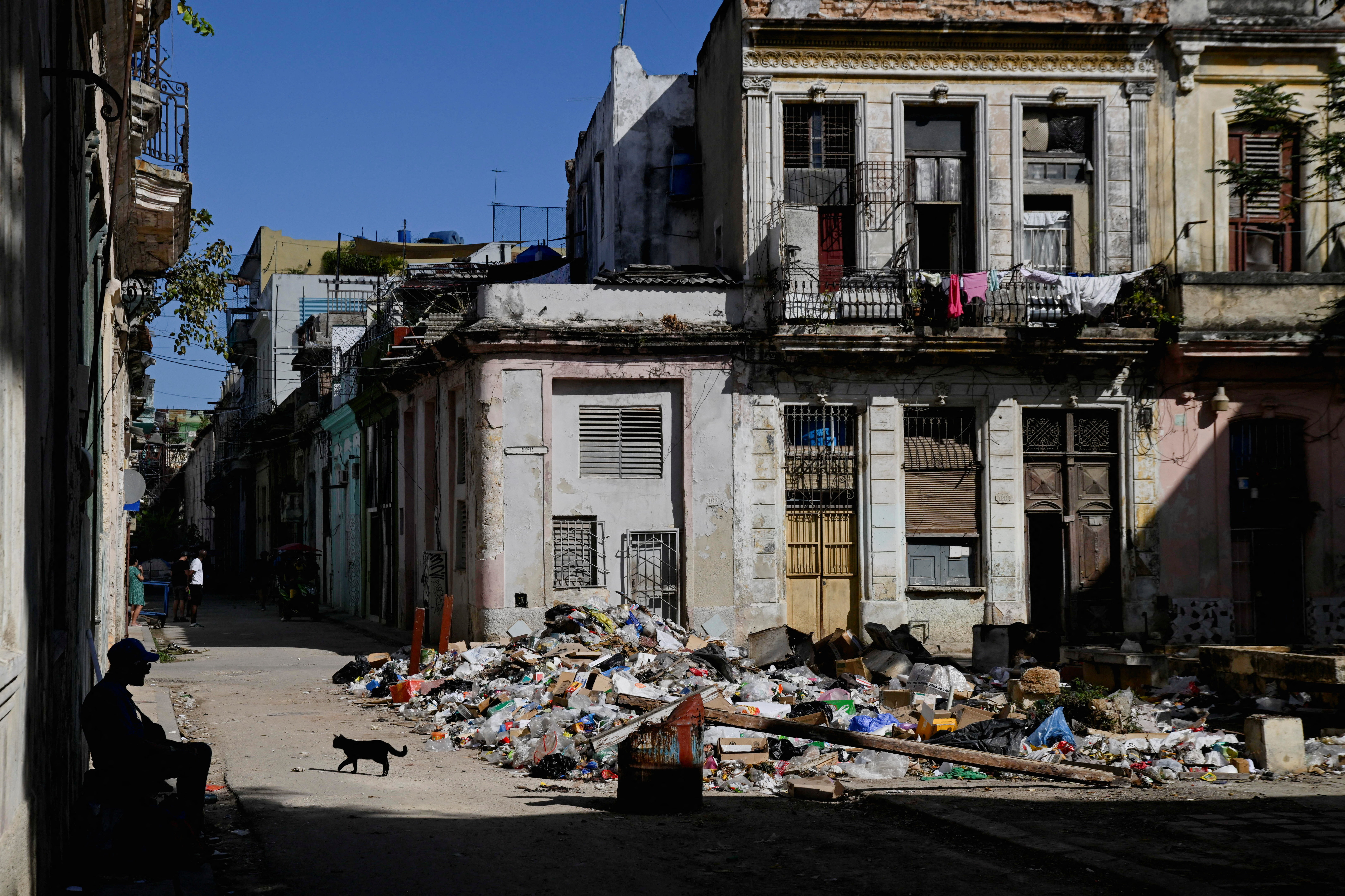 No fuel, no garbage collection: waste is piling up in Havana