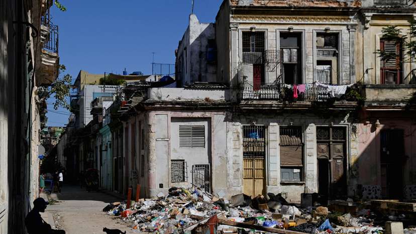 No fuel, no garbage collection: waste is piling up in Havana
