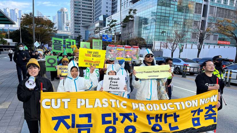 Green activists in S. Korea demand tough action on plastic waste at UN talks