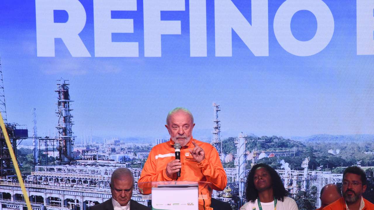 Lula visits Duque de Caxias Refinery