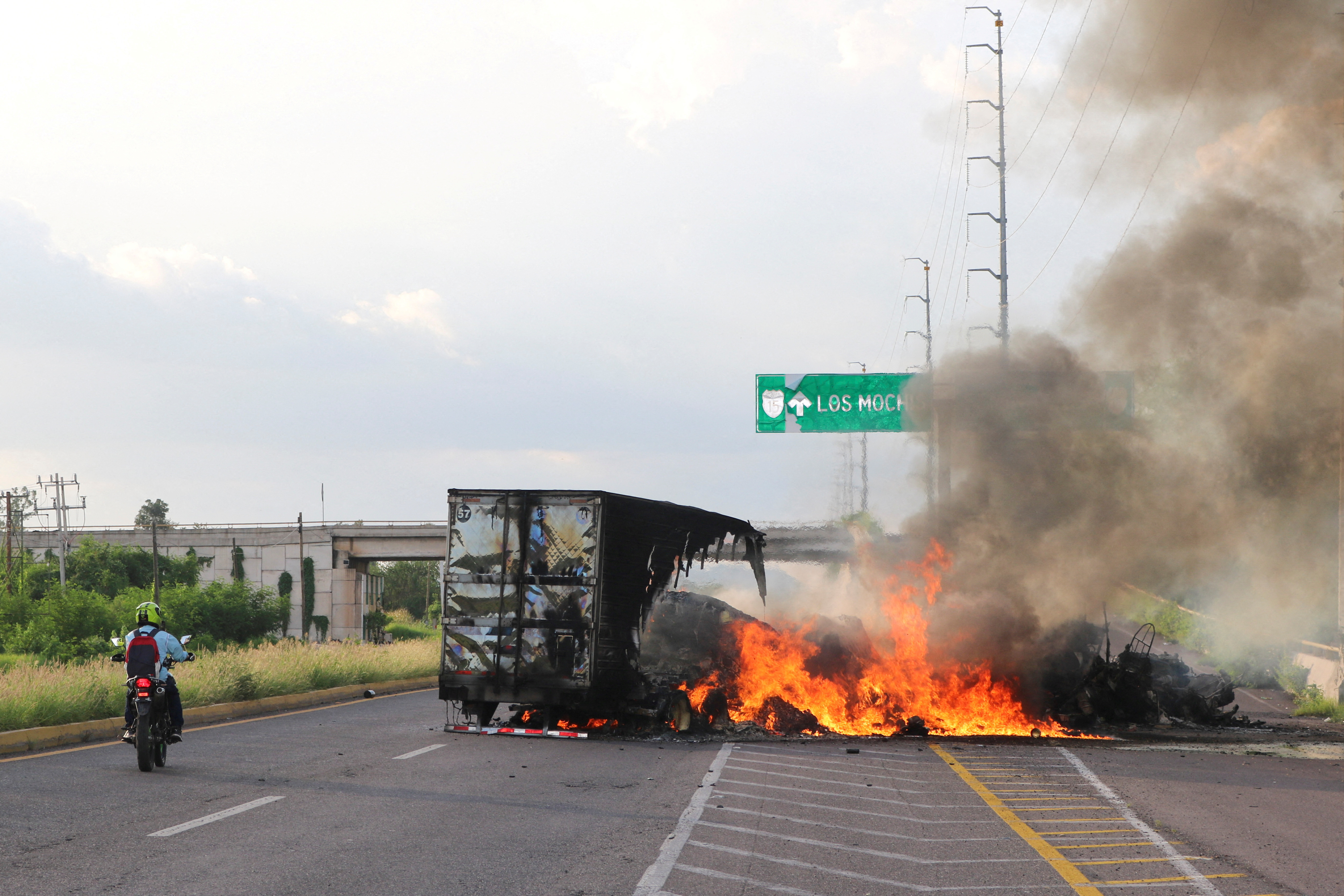 FILE PHOTO: Cartel drug gunmen and security forces clash in Culiacan
