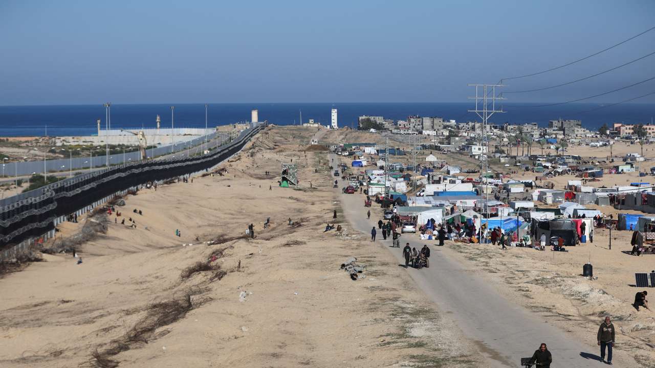 Displaced Palestinians shelter near the border with Egypt, in Rafah in the southern Gaza Strip