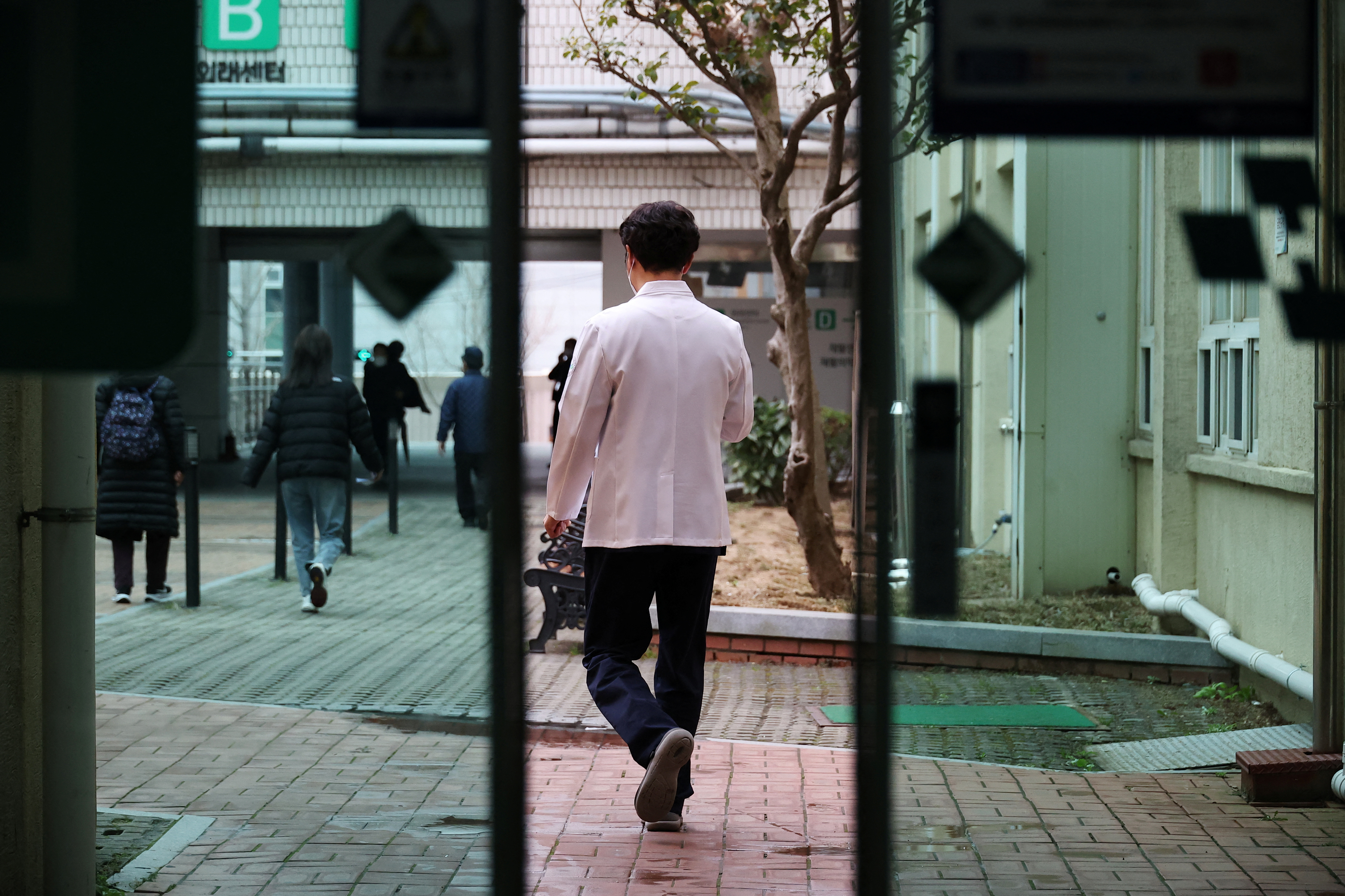 More South Korea doctors join protest, authorities warn patients at risk