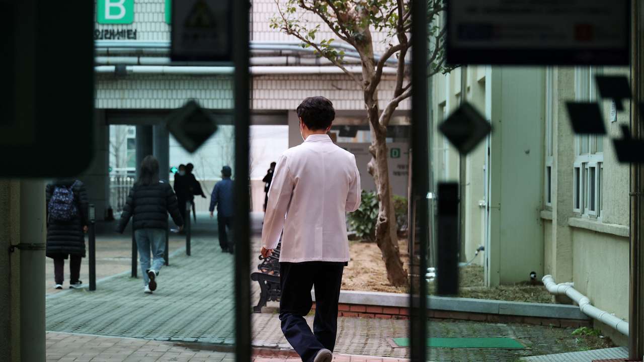 More South Korea doctors join protest, authorities warn patients at risk