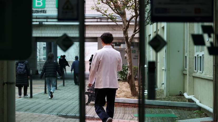 More South Korea doctors join protest, authorities warn patients at risk