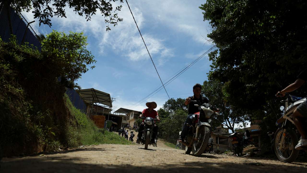 In Colombia coca-growing region, transition to peace is stumbling