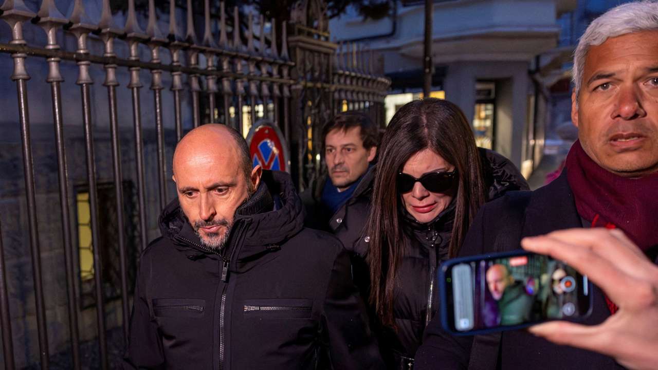 Bar owners questioned in Swiss fire investigation in Sion