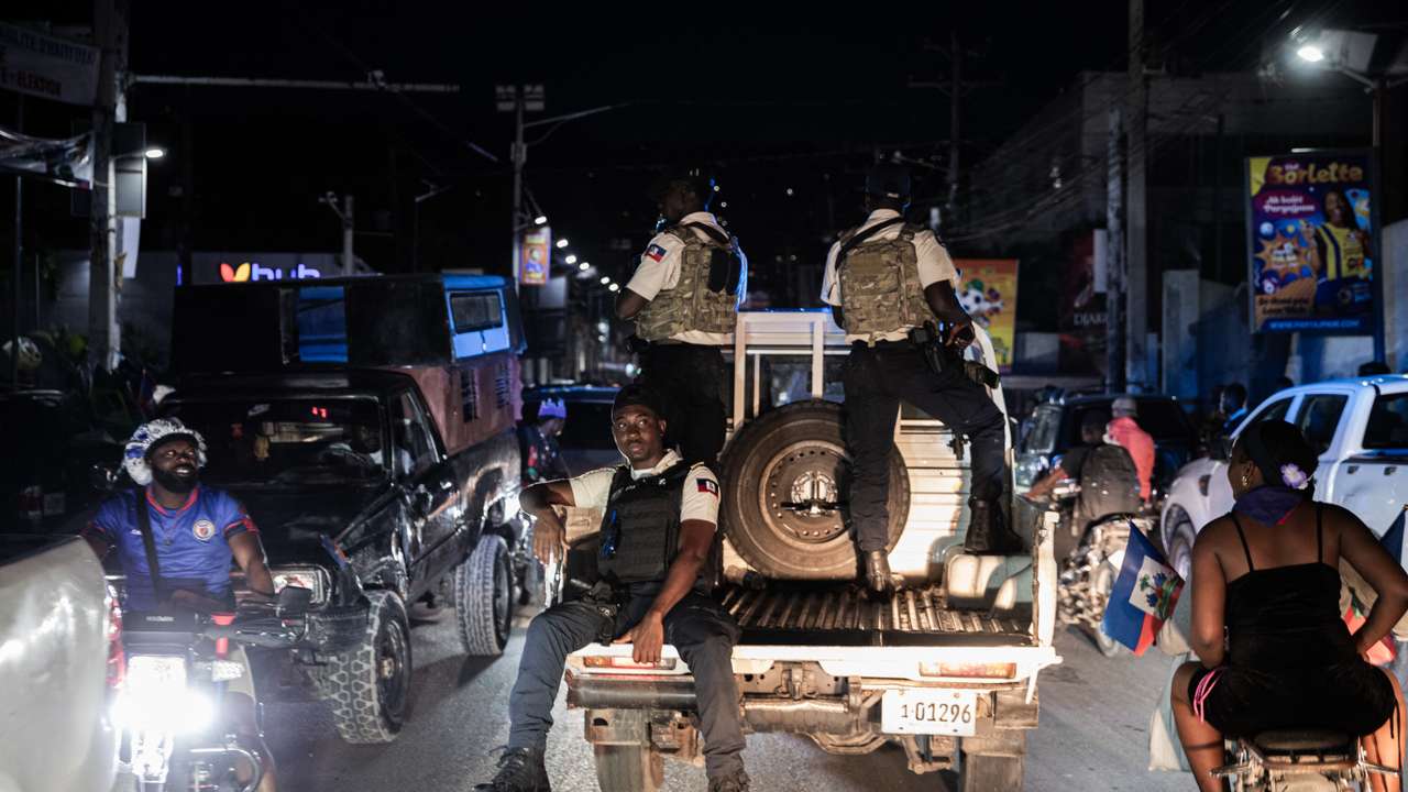 Policiais fazem ronda urbana no Haiti: eleições no país estão condicionadas a garantias de segurança