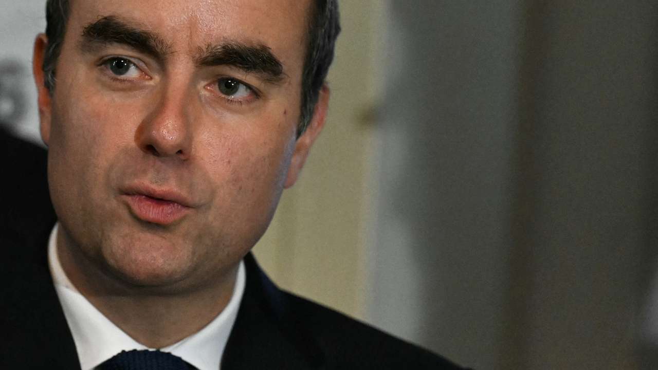 French PM Lecornu visits officials at National Police station in L'Hay-les-Roses