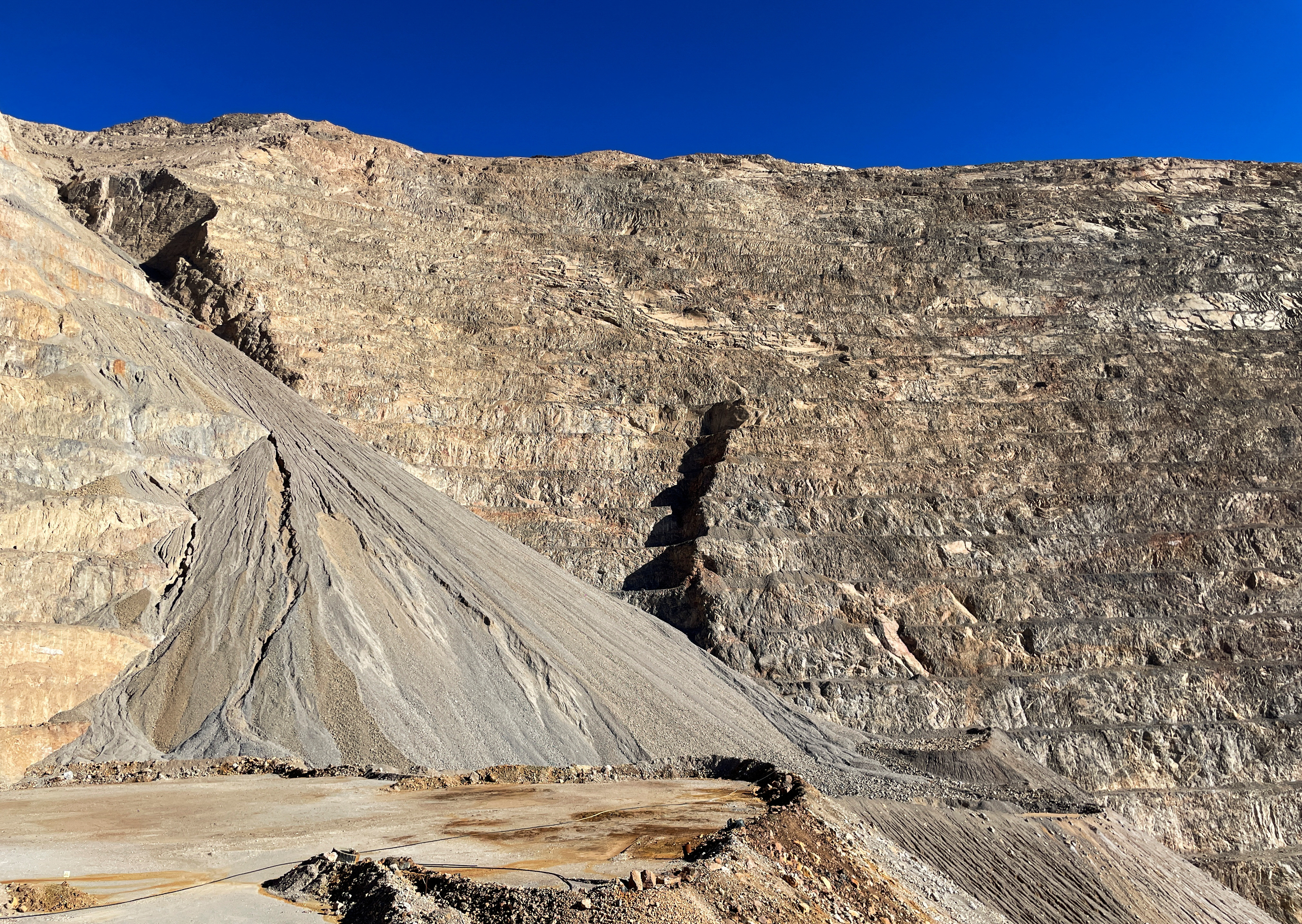 Argentina's Gualcamayo plans $665 million investment to revive aging gold mine