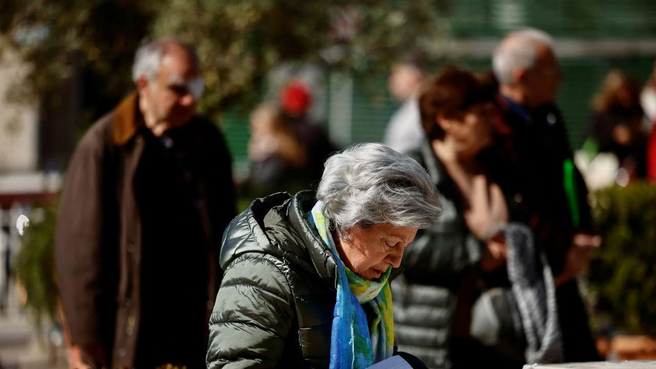 Rome woman makes daily visits to hospital and Vatican to pray for Pope