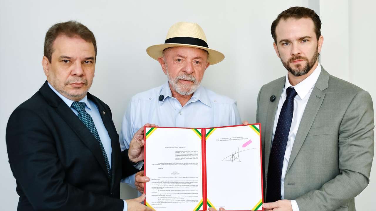 Da esquerda para direita, ministro da justiça, presidente da republica e ministro da Fazenda mostram documento de fiscaliza bets ilegais