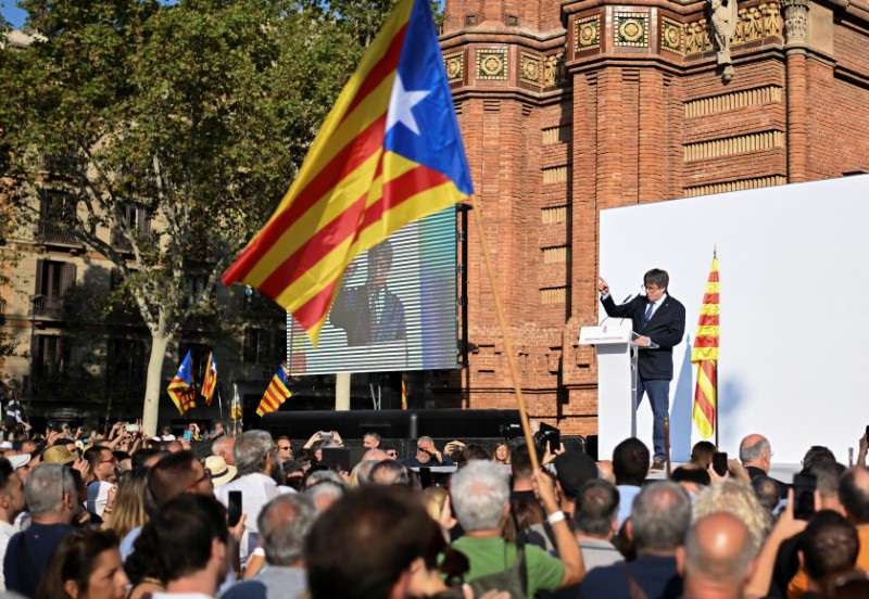 Catalan separatist leader Puigdemont expected to return to Spain despite arrest warrant