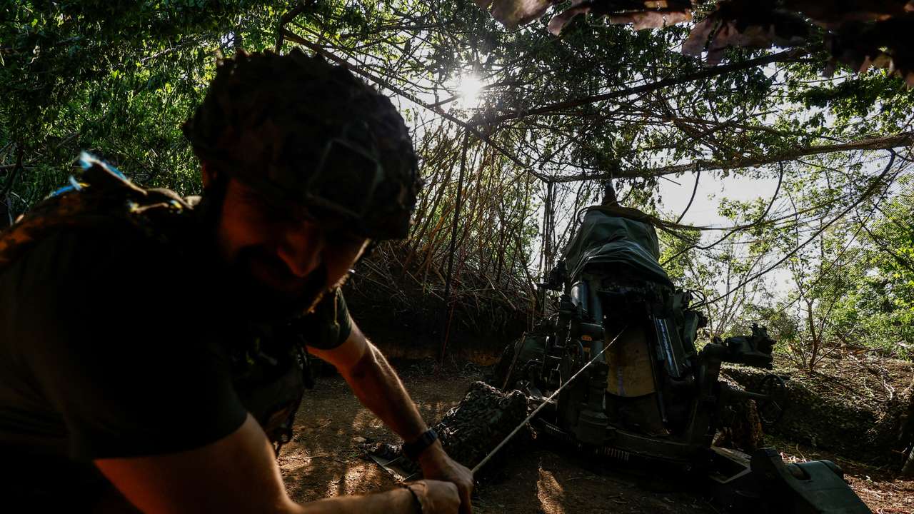 Ukrainian servicemqn fires a howitzer toward Russian troops in Donetsk region