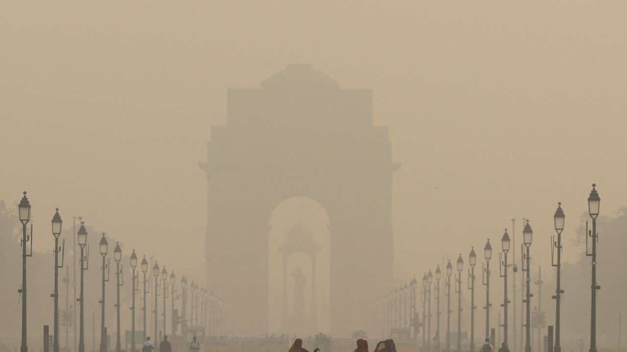 FILE PHOTO: Women walk on a road near India Gate as the sky is enveloped with smog after Delhi's air quality worsened due to air pollution, in New Delhi, India, November 19, 2024. REUTERS/Anushree Fadnavis/File Photo