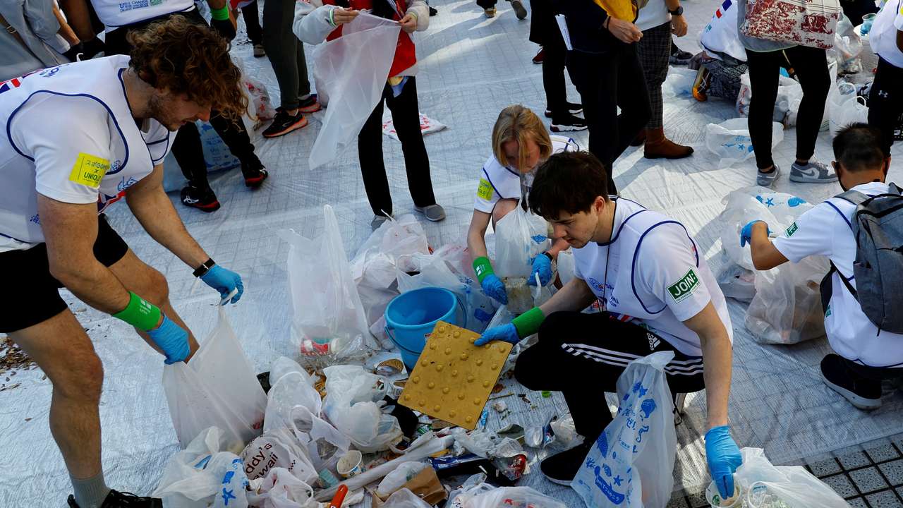 Trash picking competition known as "Spogomi World Cup" in Tokyo