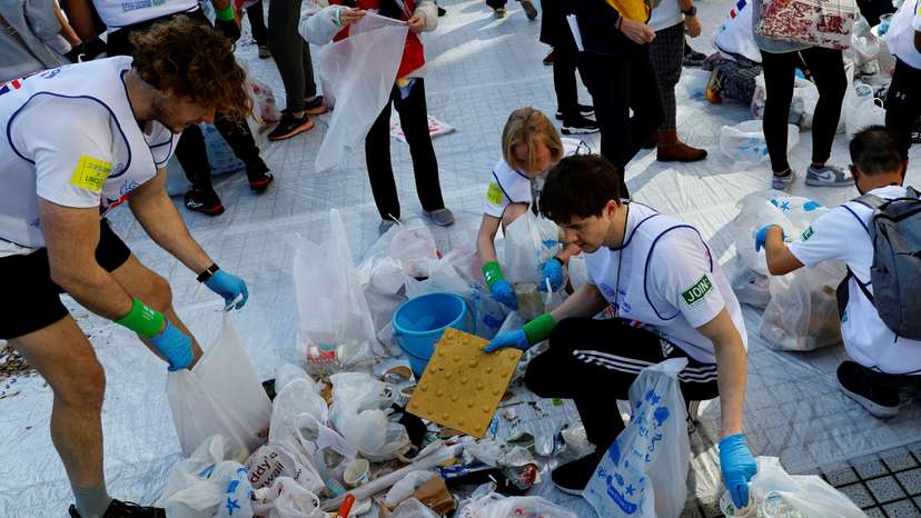 Trash picking competition known as "Spogomi World Cup" in Tokyo