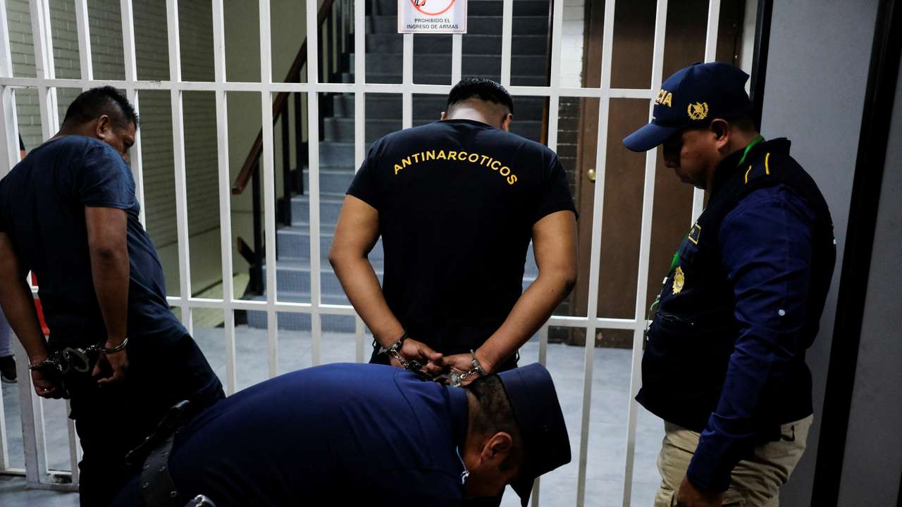 Guatemala arrests police officers implicated in migrant smuggling ring