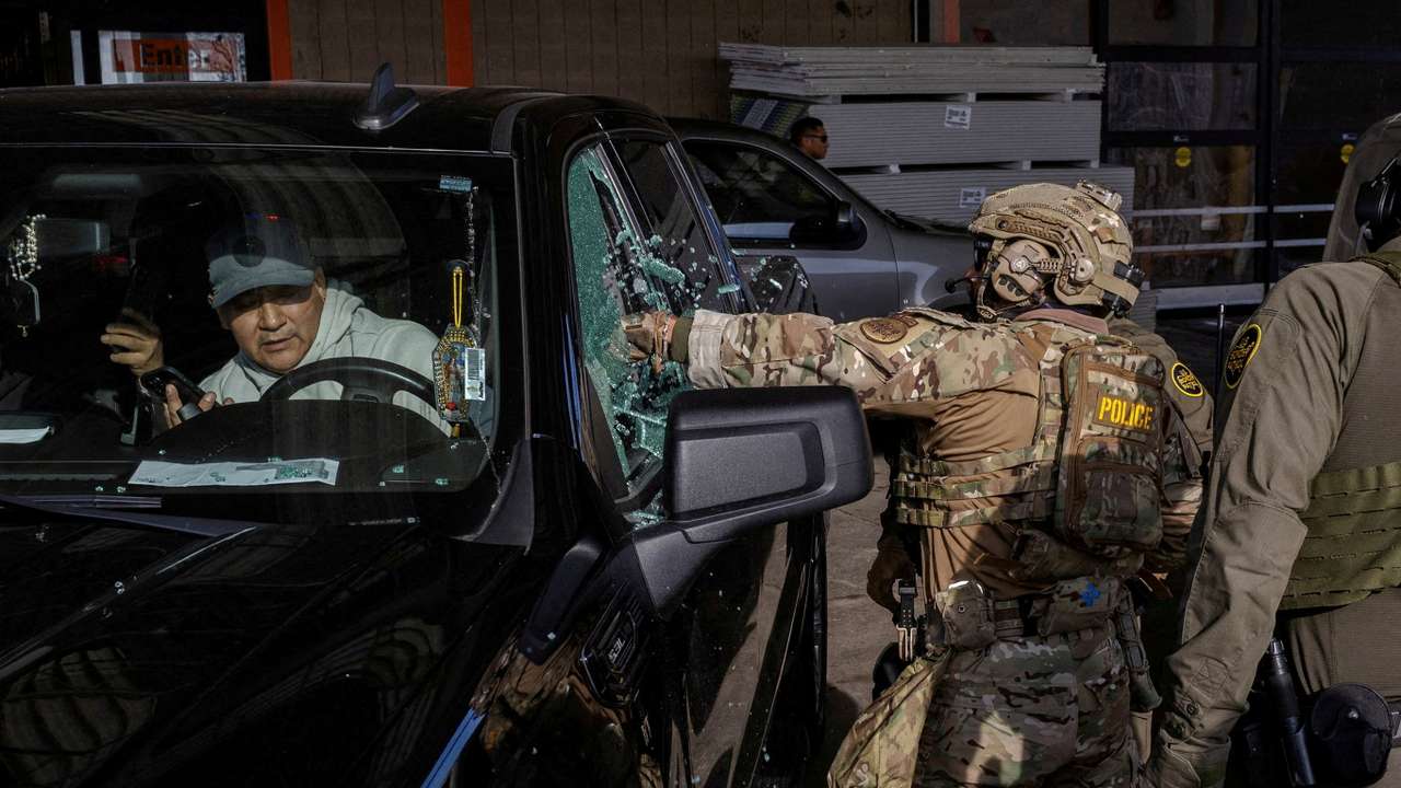 FILE PHOTO: U.S. federal agents conduct immigration raid in Chicago