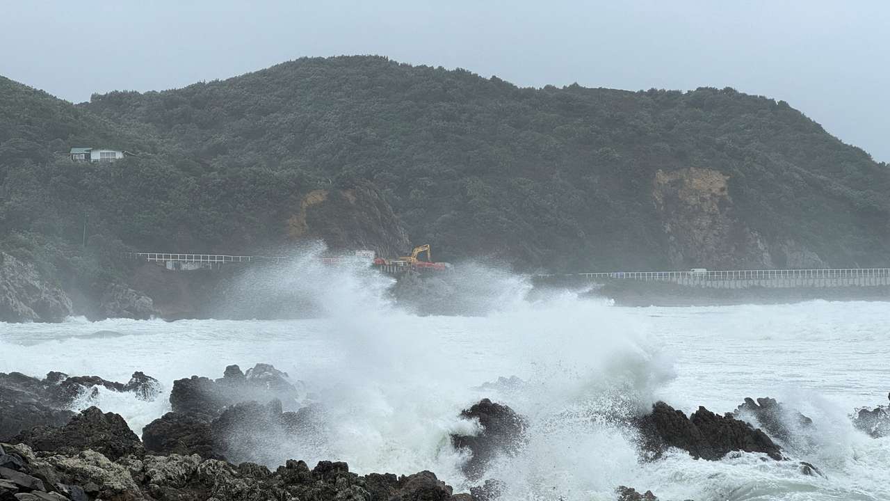 Strong winds hit Lyall bay in Wellington