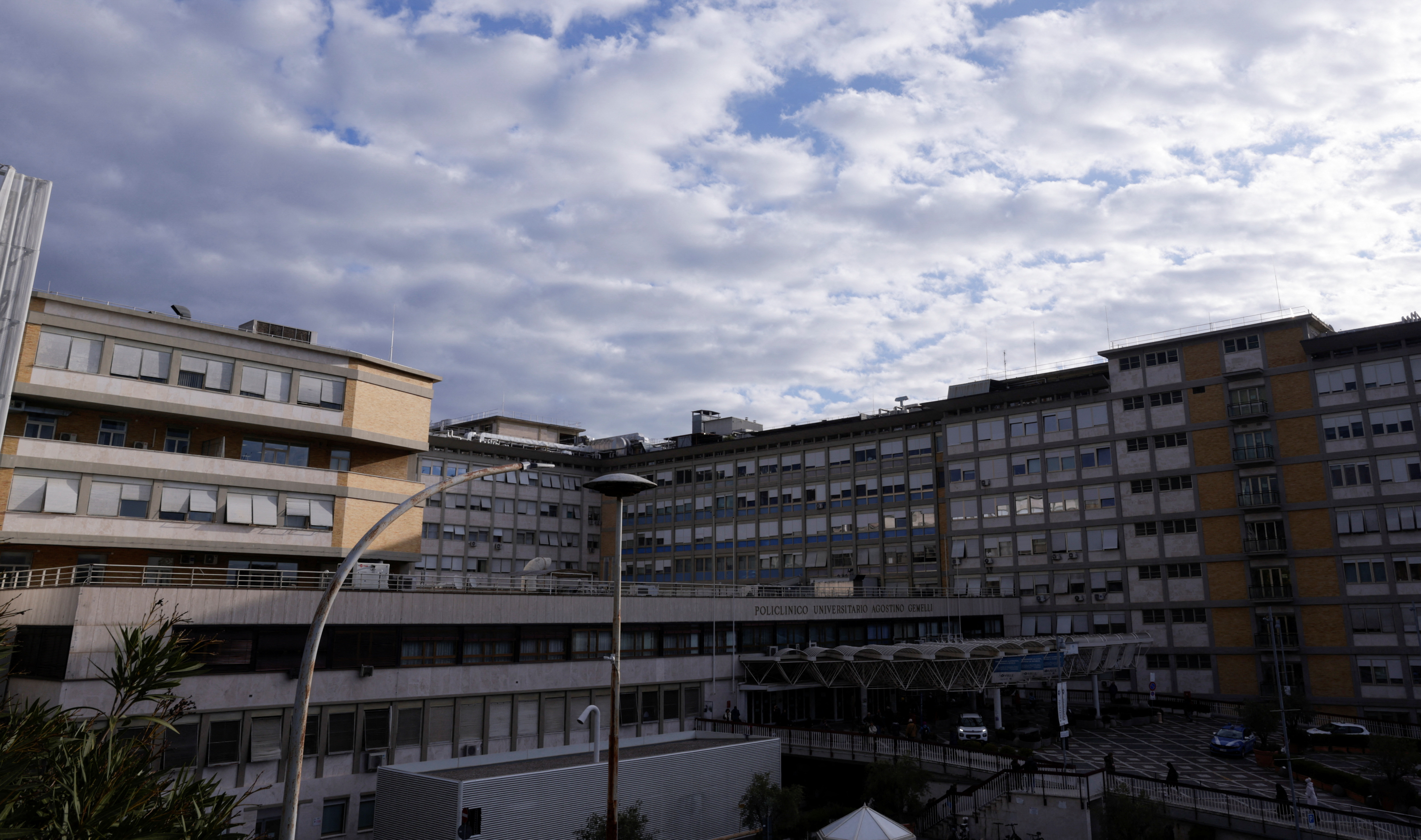 Pope Francis continues treatment for bronchitis at Gemelli hospital