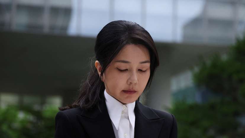 South Korea's ex-First Lady faces questioning by special prosecution over bribery, influence-peddling allegations