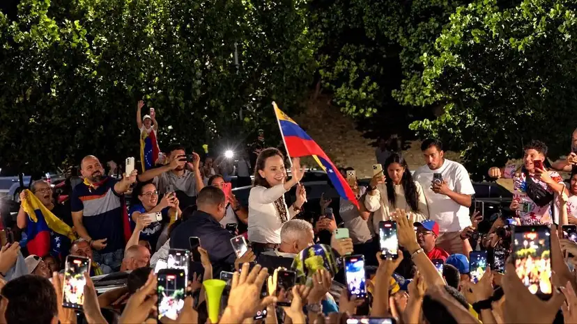 Thousands Welcome Machado Back To Caracas