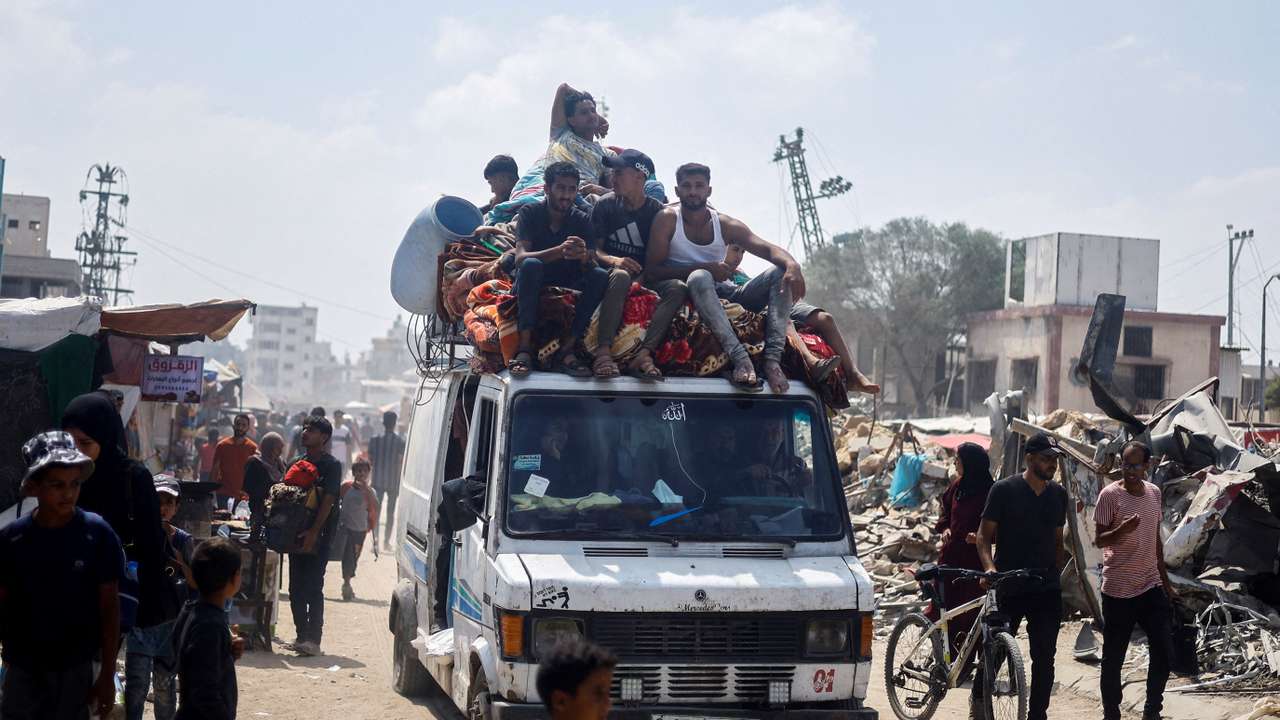 Palestinians flee eastern part of Khan Younis after they were ordered by Israeli army to evacuate their neighborhoods