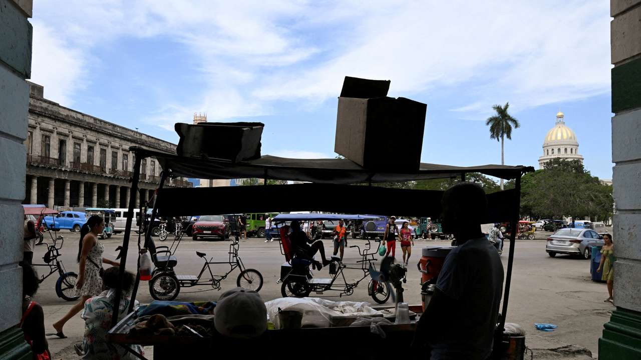 FILE PHOTO: Cuba defiant after Trump says island to receive no more Venezuelan oil or money