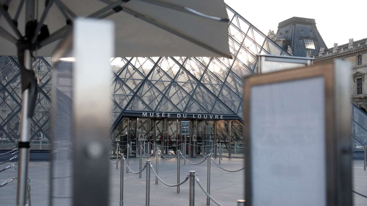 Opening at Paris Louvre museum delayed as employees discuss possible strike