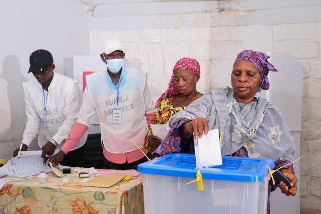 A woman casts her vote during the presidential election at a polling station in Conakry, Guinea December 28, 2025. REUTERS/ Souleymane Camara