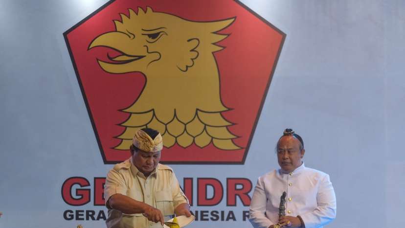 Indonesia's defence minister and presidential candidate, Subianto slices a tumpeng during the Gerindra Party anniversary in Denpasar