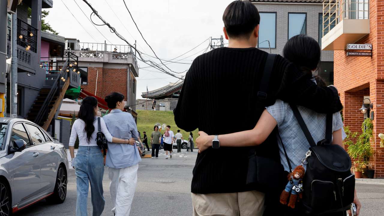 South Korea's lesbian couple call for legalizing same-sex marriage and allowing the LGBT community to have babies
