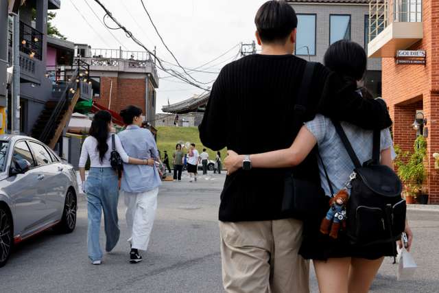 South Korea's lesbian couple call for legalizing same-sex marriage and allowing the LGBT community to have babies