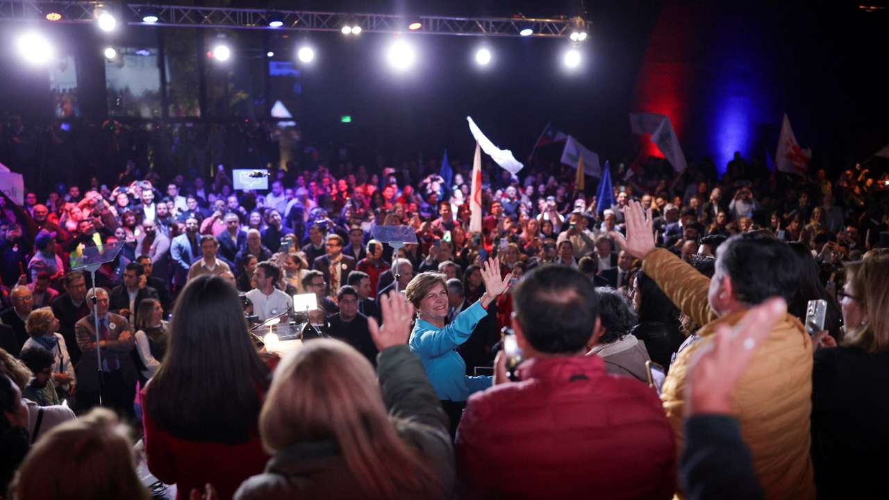 Presidential candidate Evelyn Matthei greets her supporters during the official launch of her presidential campaign in Santiago, Chile June 4, 2025. REUTERS/Pablo Sanhueza